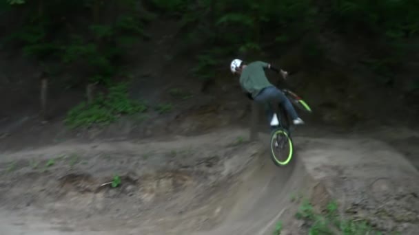 Dirt riding in the forest view from back slow motion — Stock Video