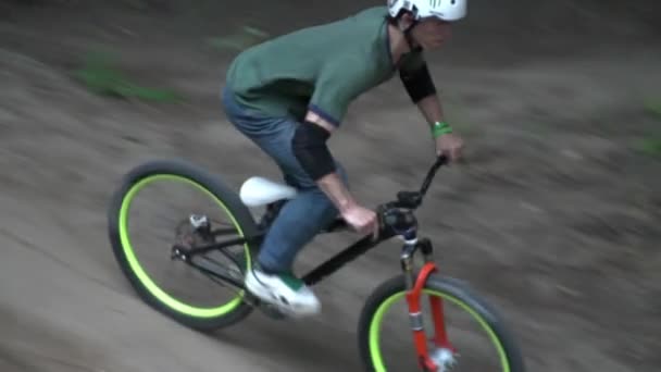 Vuil rijden op moderne fiets in het bos slowmotion closeup — Stockvideo