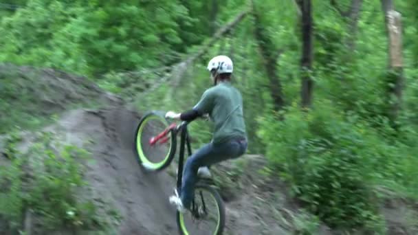 Dirt riding on bike with tricks in the forest slow motion — Stock Video
