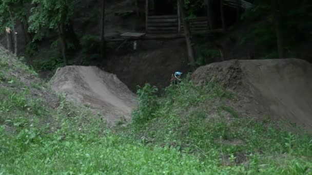 Dirt lovas bike a sötét erdőben lassítva — Stock videók
