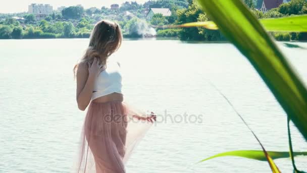 Donna rilassante vicino al lago — Video Stock