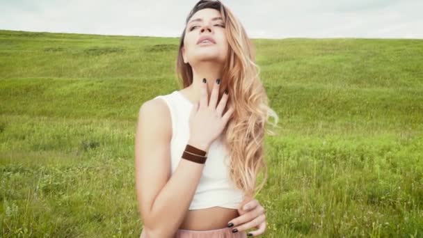 Jeune belle femme relaxante sur la prairie avec des fleurs au ralenti — Video