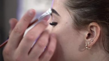 Makyaj sanatçısı kaşları sabitleme bir gelin için makyaj yapma