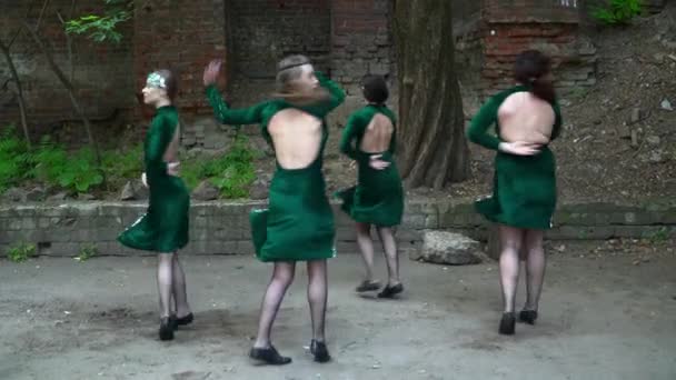 Groupe de jeunes femmes en costumes verts dansant près de l'arbre — Video