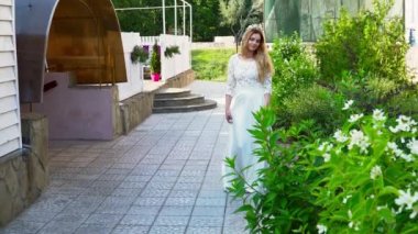 Yaz aylarında parkta yürüyüş tacı olan genç gelin