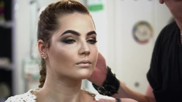 Mannelijke stylist maken beauful make-up voor een close-up van de bruid — Stockvideo