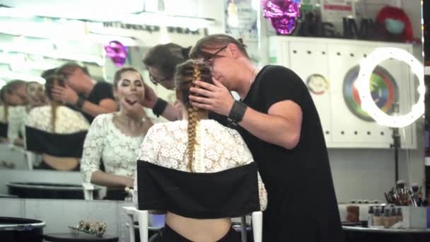 Mannelijke stylist het creëren van mooie make-up voor een bruid voor de spiegel — Stockvideo