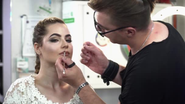 Maquillaje artista crear maquillaje para una novia primer plano — Vídeos de Stock