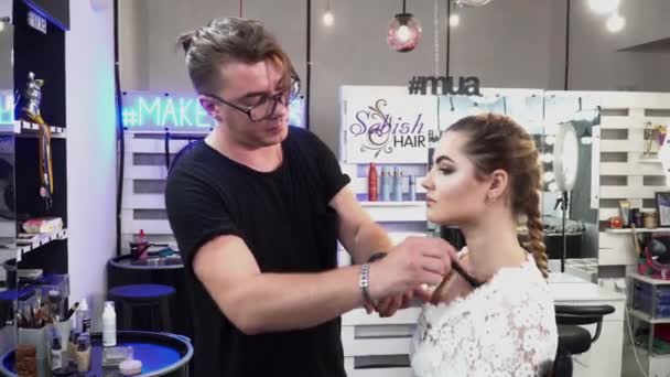 化妆师创造化妆新娘在美容工作室 — 图库视频影像