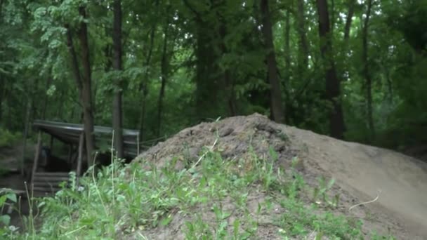 Hombre saltando en bicicleta moderna en el bosque cámara lenta — Vídeos de Stock