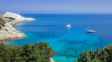 Havadan görünümü, deniz araçları, kristal berraklığında su, İtalya Sardinya sahilde