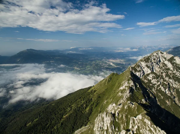 Dolomites dağlarının havadan görünümü