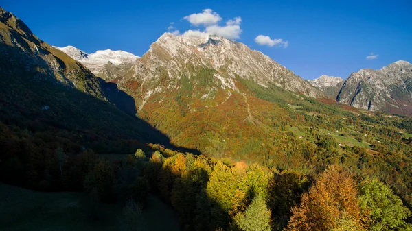 Dolomites dağlarının havadan görünümü