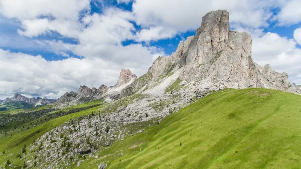 Dolomites dağlarının havadan görünümü