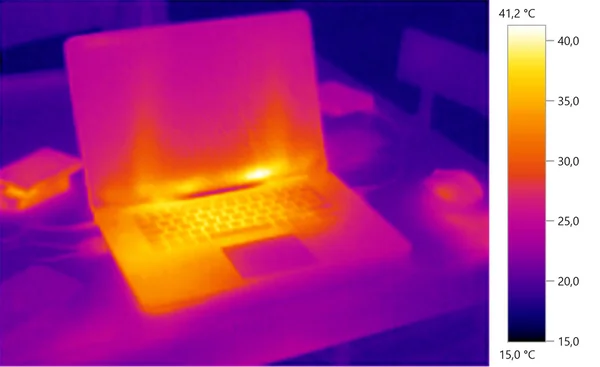 Foto de la imagen térmica, ordenador portátil, escala de colores —  Fotos de Stock