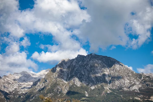 Dolomit manzara ile bulutlar dağlar, yaz