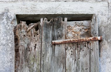 Mermer duvar içinde harap ahşap kapı