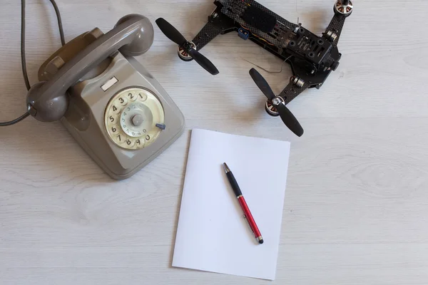 Antika telefon, dron, kağıt kalem