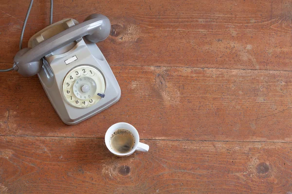 Vintage telefon, filiżankę kawy espresso — Zdjęcie stockowe