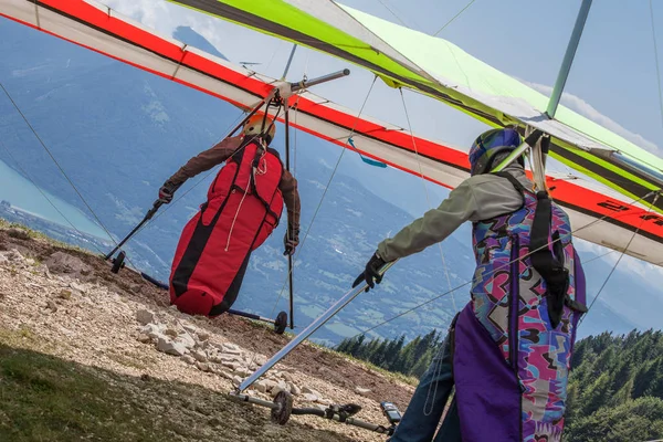 Drachenflieger heben ab, Berg — Stockfoto