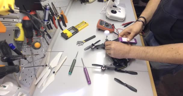Reparar drone manutenção, conectar baterias e poder de teste, LEDs, chaves de fenda, ferramentas, hélices — Vídeo de Stock