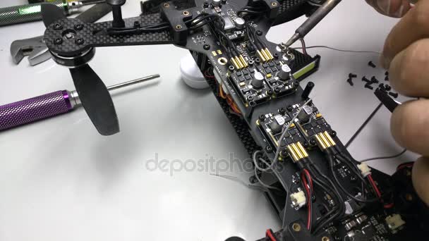 Reparación de drones de mantenimiento, brazo de apertura, tornillos de bloqueo, destornilladores, herramientas, hélices — Vídeo de stock