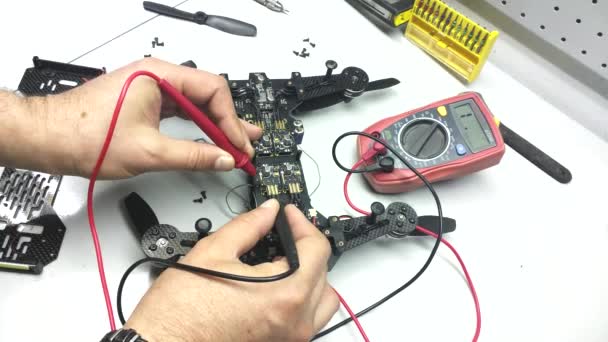 Opravy údržby drony, řídit připojení, zkontrolujte s multimetr, šroubováky, nářadí, šrouby — Stock video
