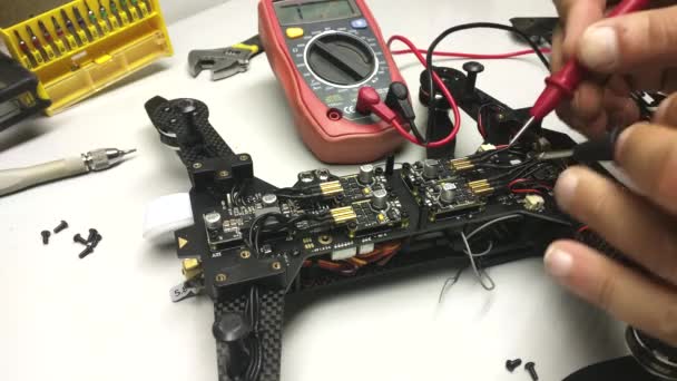 Reparación de drones de mantenimiento, conexiones de control, comprobar con multímetro, destornilladores, herramientas, hélices — Vídeo de stock