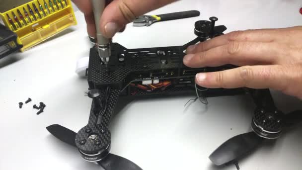 维修维修无人机，锁紧螺丝、 螺丝刀、 工具、 螺旋桨 — 图库视频影像