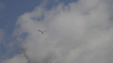 Sinek dağlar hang glider, bulutlar, dağlar