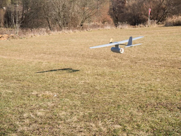 Avion drone, passage à basse altitude — Photo