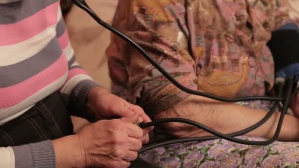Woman Measures The Elderly Pulse Hands — ストック動画