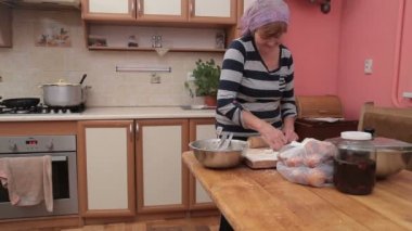 Kadın el mutfak tahtada donut yapma