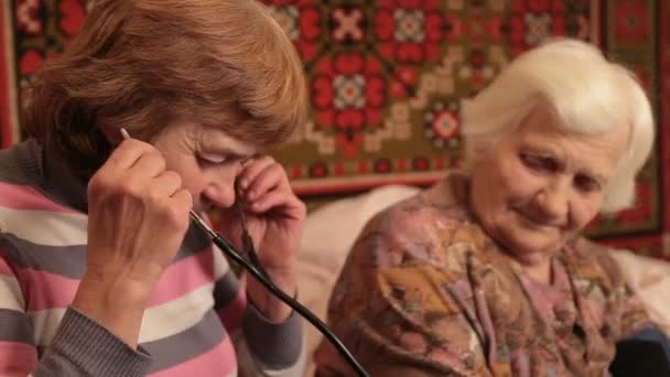 Woman Measures The Elderly Pulse Close Up — Αρχείο Βίντεο