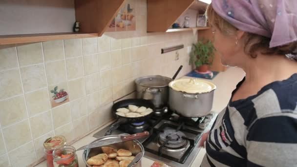 Femme dans la cuisine Cuisson Sauté Légumes surgelés. Grying Making Délicieux dîner Repas de nourriture . — Video