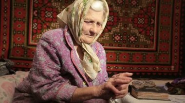 Yaşlı kadının elleri, yaşlı kavramı için bakım