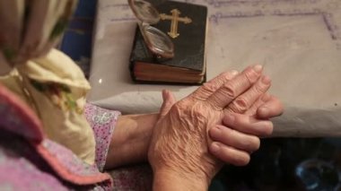 Yaşlı kadının elleri, yaşlı kavramı için bakım