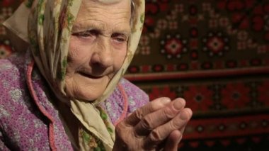 Yaşlı kadın Tanrı'ya dua