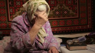 Yaşlı kadın Tanrı'ya dua