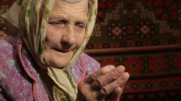 Yaşlı kadın Tanrı'ya dua — Stok video