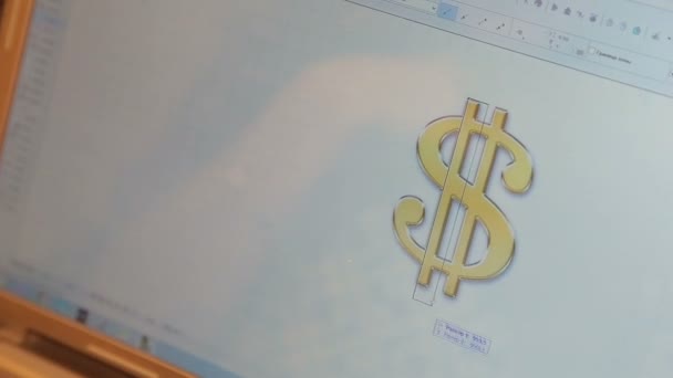 Die Frau macht das Zeichen des Dollars auf dem Monitor — Stockvideo