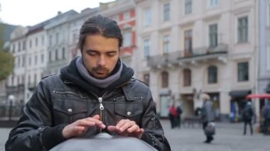 Genç sokak sanatçı sokakta gerçekleştirme. Performans Handpan veya geleneksel etnik davul müzik aleti Fase yakın doldu asmak ile