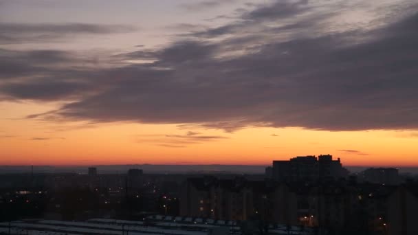 Die Stadt bei Sonnenuntergang, Zeitraffer — Stockvideo