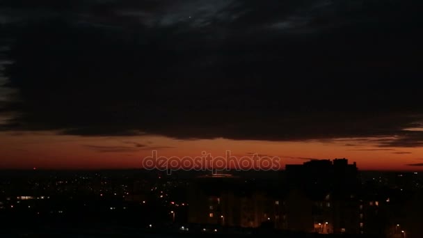 Die Stadt bei Sonnenuntergang, Zeitraffer mehr Dunkelheit — Stockvideo