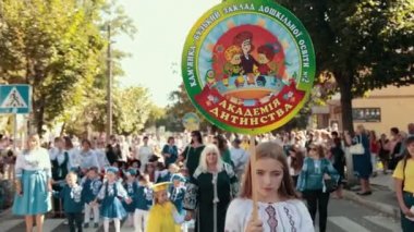 Sokakta tatil, yerel geçit töreni, farklı kostümler giyen insanlar var.
