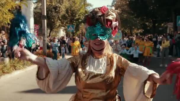 Vacances dans la rue, parade locale, il ya des gens dans la variété de costumes — Video