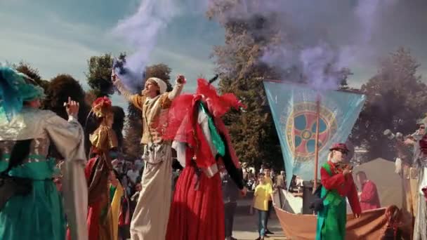 Férias na rua, desfile local, há pessoas em variedade de trajes — Vídeo de Stock