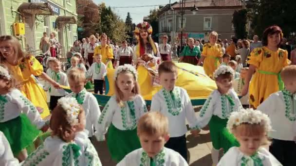 Dovolená na ulici, místní průvod, tam jsou lidé v různých kostýmech — Stock video