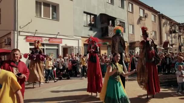 Férias na rua, desfile local, há pessoas em variedade de trajes — Vídeo de Stock