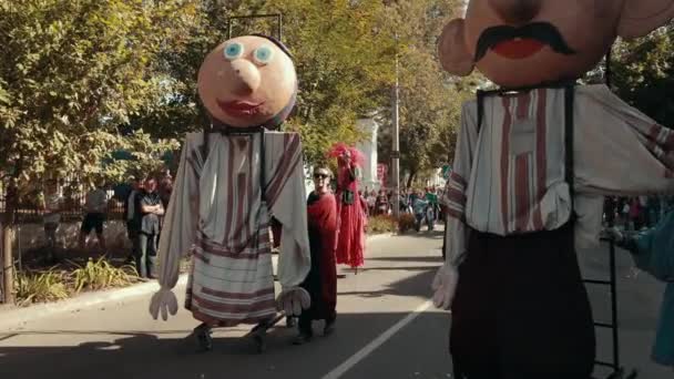 Vacaciones en la calle, desfile local, hay personas en variedad de disfraces — Vídeos de Stock